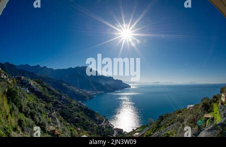 Vue aérienne de Ravello avec plage confortable et mer bleue sur la côte amalfitaine en Campanie, Italie. La côte amalfitaine est une destination de voyage et de vacances populaire Banque D'Images