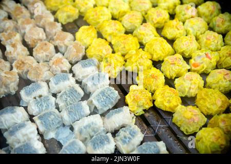 Le shumai est un type de boulettes chinoises traditionnelles. Dans la cuisine cantonaise, il est généralement servi comme une collation dim sum Banque D'Images