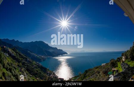 Vue aérienne de Ravello avec plage confortable et mer bleue sur la côte amalfitaine en Campanie, Italie. La côte amalfitaine est une destination de voyage et de vacances populaire Banque D'Images