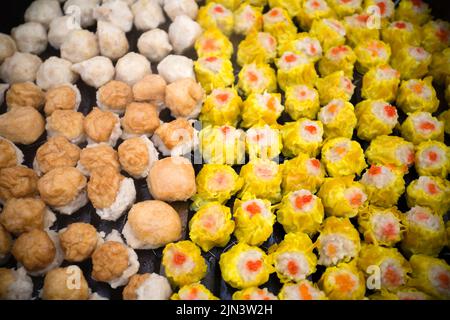 Le shumai est un type de boulettes chinoises traditionnelles. Dans la cuisine cantonaise, il est généralement servi comme une collation dim sum Banque D'Images