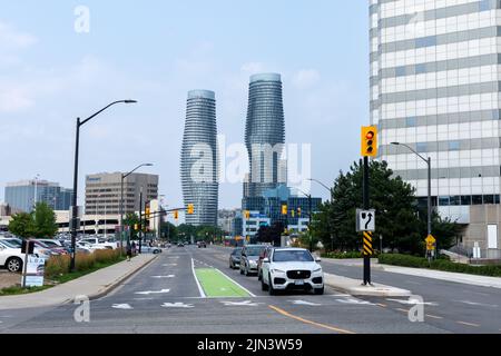 Mississauga, Ontario, Canada - 18 juillet 2021 : vue sur la rue du centre-ville de Mississauga. Landmarks Absolute Condos en arrière-plan. Banque D'Images