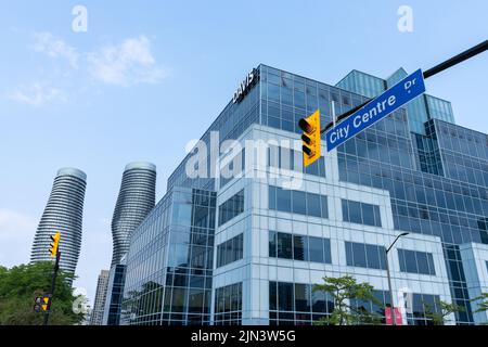 Mississauga, Ontario, Canada - 18 juillet 2021 : vue sur la rue du centre-ville de Mississauga. Landmarks Absolute Condos en arrière-plan. Banque D'Images