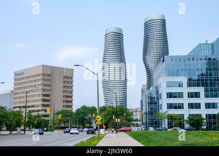 Mississauga, Ontario, Canada - 18 juillet 2021 : vue sur la rue du centre-ville de Mississauga. Landmarks Absolute Condos en arrière-plan. Banque D'Images