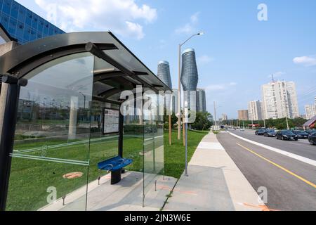 Mississauga, Ontario, Canada - 18 juillet 2021 : arrêt d'autobus du centre-ville de Mississauga. Landmarks Absolute Condos en arrière-plan. Banque D'Images