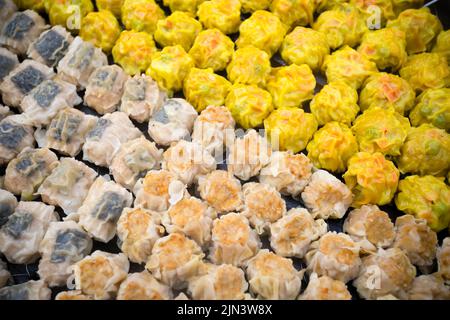 Le shumai est un type de boulettes chinoises traditionnelles. Dans la cuisine cantonaise, il est généralement servi comme une collation dim sum Banque D'Images