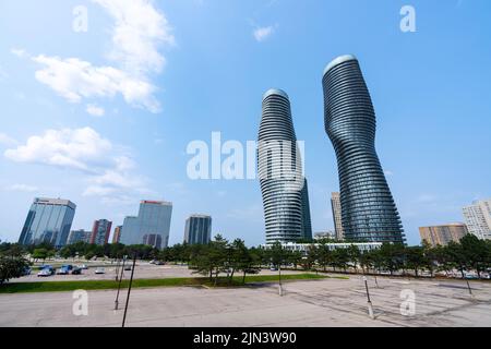 Mississauga, Ontario, Canada - 18 juillet 2021 : vue sur la rue du centre-ville de Mississauga. Landmarks Absolute Condos en arrière-plan. Banque D'Images