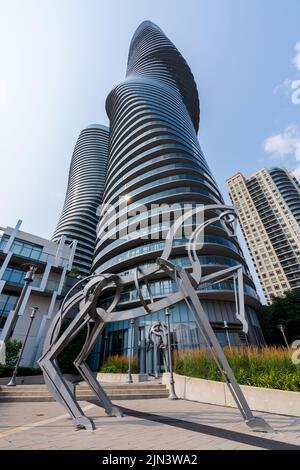 Mississauga, Ontario, Canada - 18 juillet 2021 : vue sur la rue du centre-ville de Mississauga. Landmarks Absolute Condos. Banque D'Images