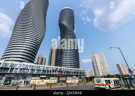 Mississauga, Ontario, Canada - 18 juillet 2021 : arrêt d'autobus du centre-ville de Mississauga. Landmarks Absolute Condos en arrière-plan. Banque D'Images