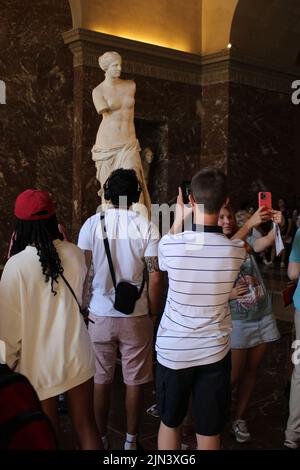 Paris, France. 8th août 2022.la foule de touristes devant la Vénus de Milo au Louvre. Credit: Aldercy Carling/ Alamy Live News Banque D'Images