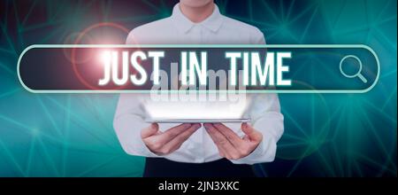 Affichage conceptuel juste à temps. Idée d'affaires arriver exactement à l'heure requise ponctualité responsabilité femme avec tablette présentant numérique Banque D'Images