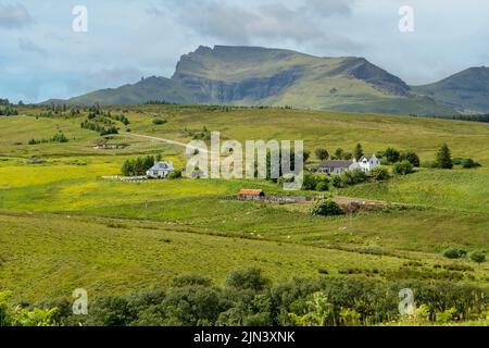 Le Storr de Lealt Falls, près de Staffin, île de Skye, Écosse Banque D'Images