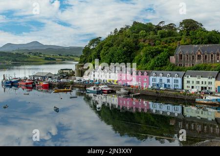Maisons au bord de l'eau au port, Portree, Isle of Skye, Écosse Banque D'Images