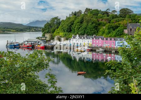 Maisons au bord de l'eau au port, Portree, Isle of Skye, Écosse Banque D'Images