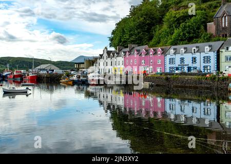 Maisons au bord de l'eau au port, Portree, Isle of Skye, Écosse Banque D'Images