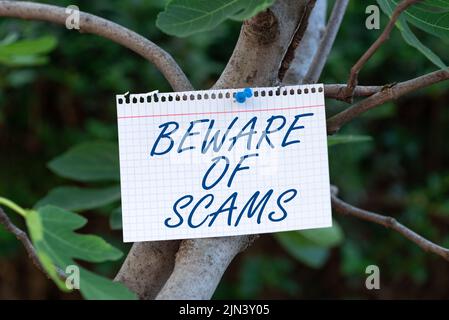 Inspiration montrant le panneau de la décoration de la Scams. Concept signification rester vigilant pour éviter la fraude attention soyez toujours sûr sécurité feuille de bloc-notes épinglé sur l'arbre Banque D'Images