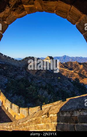 La célèbre Grande Muraille de Chine et le paysage de montagne sous un ciel bleu clair Banque D'Images