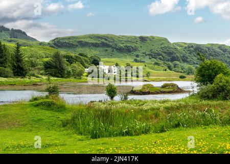 Ancienne ferme surplombant Clachain Sound, Clachan Bridge, Argyll, Écosse Banque D'Images