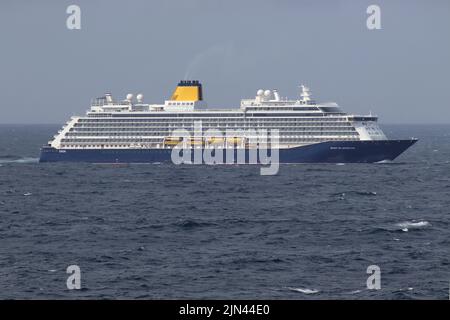 Le navire de croisière Saga Spirit of Adventure, 58 000 tonnes, photographié dans l'Atlantique Nord et revenant à Southampton. Banque D'Images