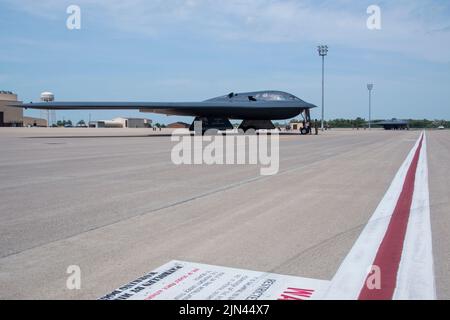 Le général Daniel R. Hokanson, 29th Chef du Bureau de la Garde nationale, se prépare à prendre l'avion dans un bombardier B-2 Spirit à la base aérienne de Whiteman, Missouri, le 6 août 2022. Hokanson a visité Whiteman pour voir comment les ailes de 131st et 509th se combinent pour accomplir la mission B-2 du sol à l'air. (É.-U. Photo de la Garde nationale aérienne par Airman 1st classe Kelly C. Ferguson) Banque D'Images