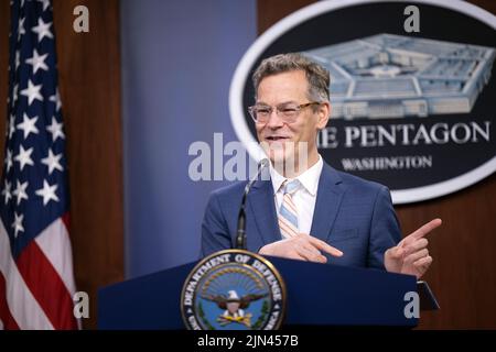 Colin H. Kahl, sous-secrétaire à la Défense pour la politique, tient un exposé à la presse sur le dernier paquet d'aide à la sécurité à l'appui de l'Ukraine, la salle d'information de presse du Pentagone, Washington, D.C., le 8 août 2022. (Photo DoD par Lisa Ferdinando) Banque D'Images