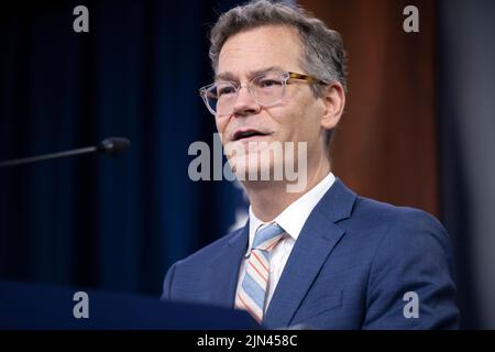 Colin H. Kahl, sous-secrétaire à la Défense pour la politique, tient un exposé à la presse sur le dernier paquet d'aide à la sécurité à l'appui de l'Ukraine, la salle d'information de presse du Pentagone, Washington, D.C., le 8 août 2022. (Photo DoD par Lisa Ferdinando) Banque D'Images