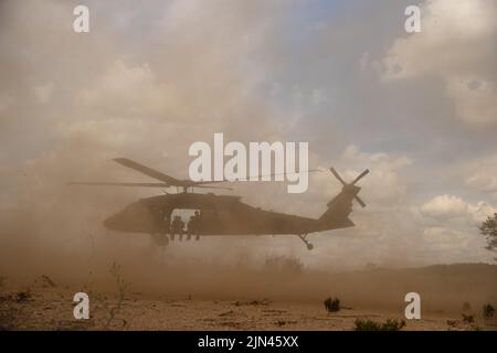 Des opérateurs du Groupe des Forces spéciales de 20th effectuent une mission d'assaut aérienne au cours d'un exercice d'entraînement près du canton de Chester, Michigan, sur 6 août 2022. La mission faisait partie de Northern Strike, un événement de formation conjoint multinational annuel dont le siège social se trouvait au Camp Grayling joint maniement Training Centre, au Michigan. (É.-U. Photo de la Garde nationale de l'armée par le sergent d'état-major. William Frye.) (Cette photo a été modifiée à des fins de sécurité en masquant les identités des opérateurs classifiés). Banque D'Images