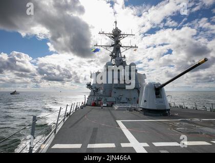 220715-N-DE439-1129 MER BALTIQUE (15 juillet 2022) le destroyer de missiles guidés de classe Arleigh Burke USS Arleigh Burke (DDG 51) se forme lors d'un exercice de manœuvre avec le bateau de missiles de classe Hamina de la Marine finlandaise FNS Hamina (80) et le navire de la marine suédoise HMS Kullen (M74), 15 juillet 2022. Arleigh Burke est en cours de déploiement prévu dans la zone d'opérations de la Naval Forces Europe des États-Unis, employée par la U.S. Sixth Fleet pour défendre les intérêts américains, alliés et partenaires. (É.-U. Navy photo by Mass communication Specialist 2nd Class Almagissel Schurant) Banque D'Images