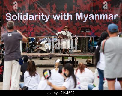 Chiang Mai, Thaïlande, 08/08/2022, un activiste interprète de la musique pendant l'anniversaire du 'soulèvement de 8888' à la porte de Tha Phae à Chiang Mai. Le 8th août, le Myanmar a commémoré le 34th anniversaire du « soulèvement de 8888 », également connu sous le nom de « soulèvement de la puissance populaire », Qui a atteint son apogée le 08 août 1988, une série de manifestations, de marches et de manifestations à l'échelle nationale ont commencé comme un mouvement étudiant à Yangon avant de s'étendre au reste du pays. Les manifestations ont eu lieu contre le régime du Parti du programme socialiste birman (BSPP), un État à parti unique, dirigé par le général ne Win. Banque D'Images