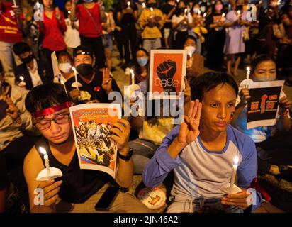 Chiang Mai, Thaïlande, 08/08/2022, les activistes tiennent des bougies et des pancartes et soulèvent trois salutes au doigt pendant l'anniversaire du 'soulèvement de 8888' à la porte de Tha Phae à Chiang Mai. Le 8th août, le Myanmar a commémoré le 34th anniversaire du « soulèvement de 8888 », également connu sous le nom de « soulèvement de la puissance populaire », Qui a atteint son apogée le 08 août 1988, une série de manifestations, de marches et de manifestations à l'échelle nationale ont commencé comme un mouvement étudiant à Yangon avant de s'étendre au reste du pays. Les manifestations ont eu lieu contre le régime du Parti du programme socialiste birman (BSPP), alors au pouvoir, un parti unique Banque D'Images