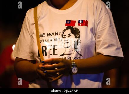 Chiang Mai, Thaïlande, 08/08/2022, un activiste tient une bougie allumée à l'occasion de l'anniversaire du 'soulèvement de 8888' à la porte de Tha Phae à Chiang Mai. Le 8th août, le Myanmar a commémoré le 34th anniversaire du « soulèvement de 8888 », également connu sous le nom de « soulèvement de la puissance populaire », Qui a atteint son apogée le 08 août 1988, une série de manifestations, de marches et de manifestations à l'échelle nationale ont commencé comme un mouvement étudiant à Yangon avant de s'étendre au reste du pays. Les manifestations ont eu lieu contre le régime du Parti du programme socialiste birman (BSPP), un État à parti unique, dirigé par le général ne Win. Banque D'Images