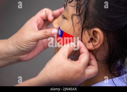 Chiang Mai, Thaïlande, 08/08/2022, Un enfant est vu avec un autocollant drapeau du Myanmar sur son visage lors de l'anniversaire du 'soulèvement de 8888' à la porte de Tha Phae à Chiang Mai. Le 8th août, le Myanmar a commémoré le 34th anniversaire du « soulèvement de 8888 », également connu sous le nom de « soulèvement de la puissance populaire », Qui a atteint son apogée le 08 août 1988, une série de manifestations, de marches et de manifestations à l'échelle nationale ont commencé comme un mouvement étudiant à Yangon avant de s'étendre au reste du pays. Les manifestations ont eu lieu contre le régime du Parti du programme socialiste birman (BSPP) au pouvoir, un État à parti unique, dirigé Banque D'Images