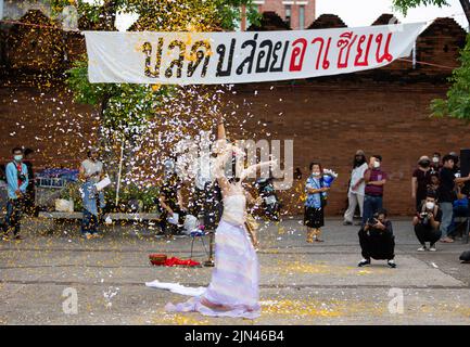 Chiang Mai, Thaïlande, 08/08/2022, un activiste interprète une danse thaïlandaise à l'occasion de l'anniversaire du 'soulèvement de 8888' à la porte de Tha Phae à Chiang Mai. Le 8th août, le Myanmar a commémoré le 34th anniversaire du « soulèvement de 8888 », également connu sous le nom de « soulèvement de la puissance populaire », Qui a atteint son apogée le 08 août 1988, une série de manifestations, de marches et de manifestations à l'échelle nationale ont commencé comme un mouvement étudiant à Yangon avant de s'étendre au reste du pays. Les manifestations ont eu lieu contre le régime du Parti du programme socialiste birman (BSPP), un État à parti unique, dirigé par le général ne Win. Banque D'Images