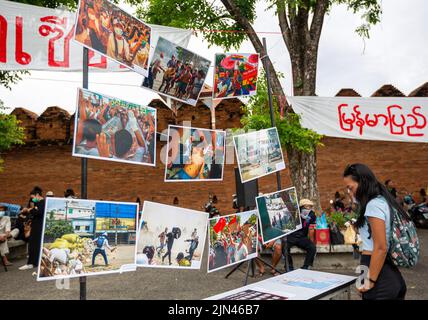 Chiang Mai, Thaïlande, 08/08/2022, un activiste regarde des photos pendant l'anniversaire du 'soulèvement de 8888' à la porte de Tha Phae à Chiang Mai. Le 8th août, le Myanmar a commémoré le 34th anniversaire du « soulèvement de 8888 », également connu sous le nom de « soulèvement de la puissance populaire », Qui a atteint son apogée le 08 août 1988, une série de manifestations, de marches et de manifestations à l'échelle nationale ont commencé comme un mouvement étudiant à Yangon avant de s'étendre au reste du pays. Les manifestations ont eu lieu contre le régime du Parti du programme socialiste birman (BSPP), un État à parti unique, dirigé par le général ne Win. Banque D'Images