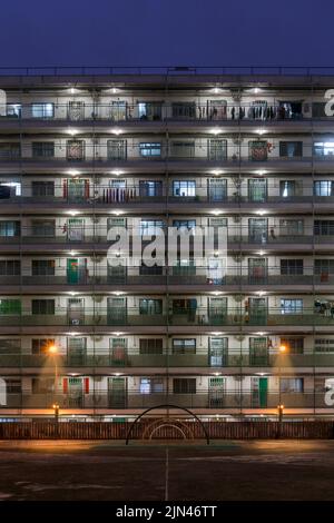 Vue de nuit de la propriété de logements locatifs publics âgés à Shek Kip Mei à Hong Kong avec cadre d'escalade au terrain de jeu Banque D'Images