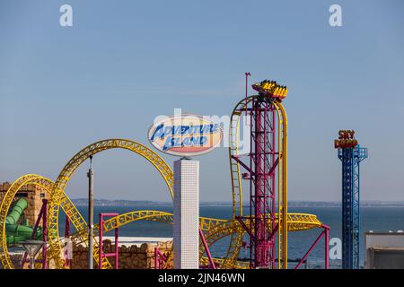 Parc d'attractions Adventure Island à Southend avec promenades en montagnes russes et la Tamise Banque D'Images