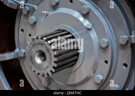 Arbre cannelé de sortie du grand moteur électrique industriel Banque D'Images