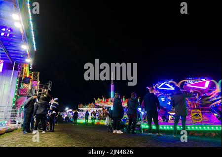 Les personnes appréciant la fin mai Foire la nuit dans le parc Banque D'Images