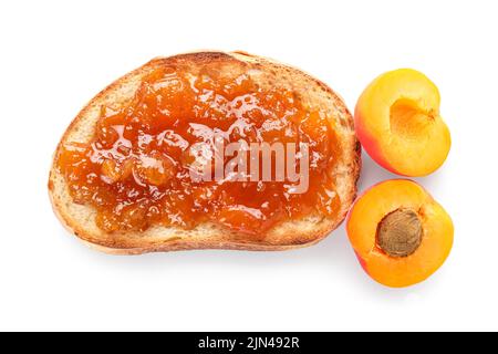 Griller avec de la confiture d'abricot sur fond blanc Banque D'Images