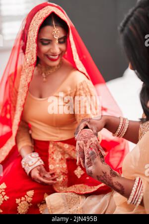 Ma demoiselle d'honneur alias ma propre mère de dieu fée. Une jeune femme se prépare pour son mariage avec sa demoiselle d'honneur. Banque D'Images