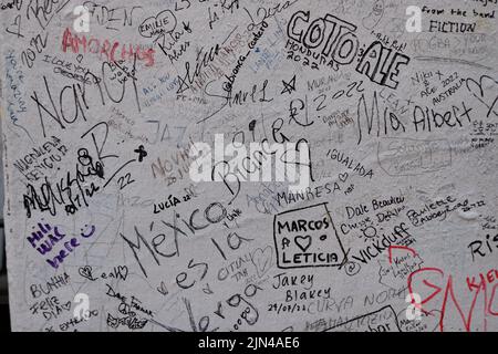 Londres, Royaume-Uni, 8th août 2022. Messages écrits sur le mur à l'extérieur des studios d'Abbey Road par des fans. Il y a cinquante-trois ans, le 8th août 1969, le photographe Iain Macmillan a pris des photos du groupe qui traversait le passage des zèbre, près du studio d'enregistrement, créant ainsi l'image de couverture de l'album emblématique « Abbey Road ». Crédit : onzième heure Photographie/Alamy Live News Banque D'Images