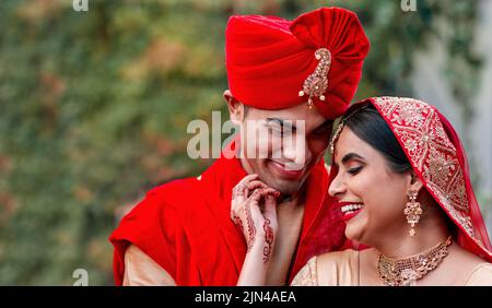 Ils ne pouvaient pas être plus heureux : un jeune couple hindou le jour de leur mariage. Banque D'Images