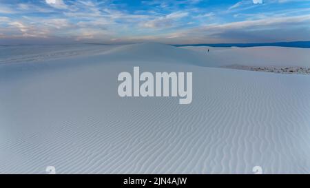 Alkali Flat Trail au coucher du soleil, parc national de White Sands, Nouveau-Mexique, États-Unis Banque D'Images