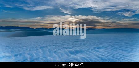 Alkali Flat Trail au coucher du soleil, parc national de White Sands, Nouveau-Mexique, États-Unis Banque D'Images