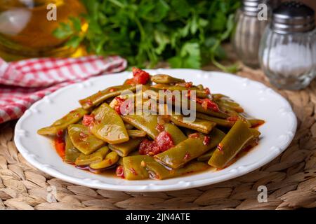 Délicieux plats traditionnels turcs ; haricots verts à l'huile d'olive ; nom turc ; Zeytinyagli taze fasulye Banque D'Images