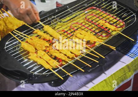 Brochettes de porc kebab satay marché local rue grillée à la main nourriture Banque D'Images