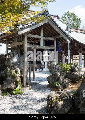 Kochi, Japon - 7 avril 2018 : sur le terrain de Zenjibuji, temple numéro 32 du pèlerinage de Shikoku Banque D'Images