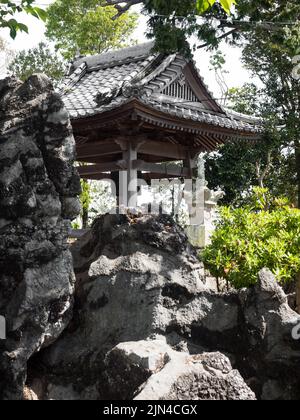 Kochi, Japon - 7 avril 2018 : sur le terrain de Zenjibuji, temple numéro 32 du pèlerinage de Shikoku Banque D'Images