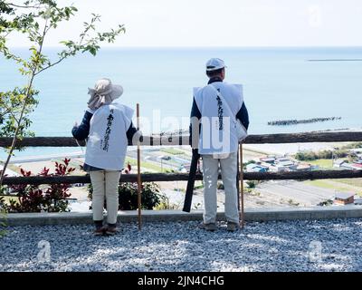 Kochi, Japon - 7 avril 2018 : pèlerins admirant la vue du littoral de Kochi depuis Zenjibuji, temple numéro 32 du pèlerinage de Shikoku Banque D'Images