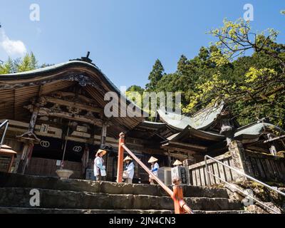 Kochi, Japon - 7 avril 2018 : pèlerins O-henro à Kiyotakiji, temple numéro 35 du pèlerinage de Shikoku Banque D'Images