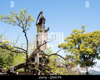 Kochi, Japon - 7 avril 2018 : sur le terrain de Kiyotakiji, temple numéro 35 du pèlerinage de Shikoku Banque D'Images